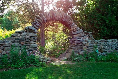 38 Eye-Catching Moon Gate Designs For Your Garden • Insteading in 2021 ...