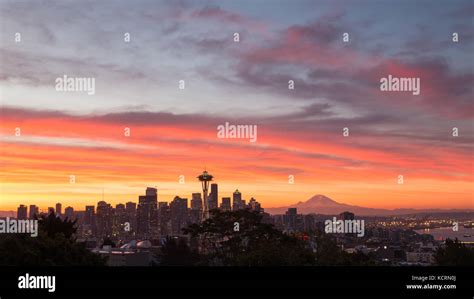 Seattle skyline mt rainier hi-res stock photography and images - Alamy