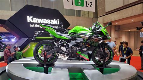 Kawasaki Unveils Ninja ZX-25R With Four-Cylinder Engine