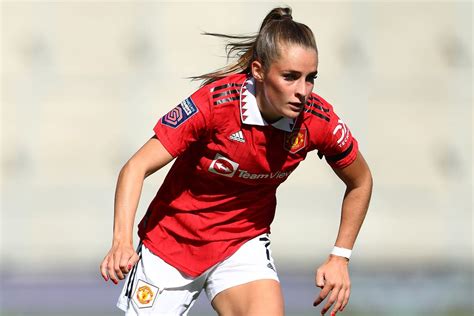 England midfielder Ella Toone signs new Manchester United contract ...