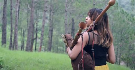 Woman captivates viewers playing 'Amazing Grace' on bagpipes