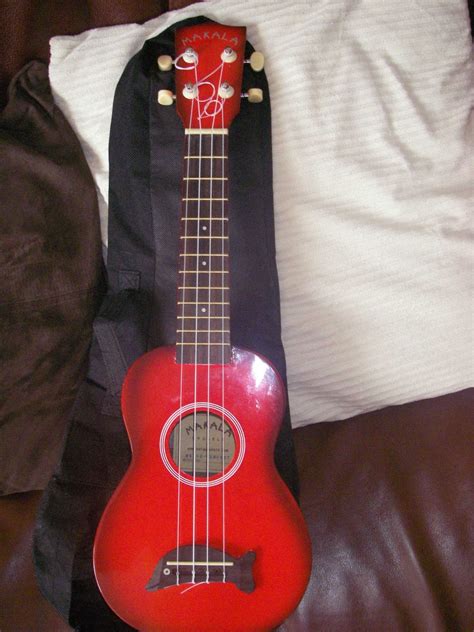 The Red Special arrives - Makala Dolphin ukulele review