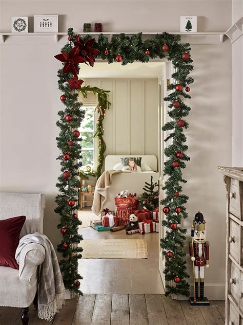 How to make a Christmas doorway garland from real foliage - Goodhomes ...