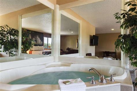 15 Romantic Detroit Hotels with Jacuzzi In Room (Or Hot Tub, Whirlpool) in 2022 | Detroit hotels ...