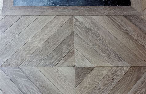 Closeup of the changing direction of the Chevron parquet floor - Parquets de Tradition - #187