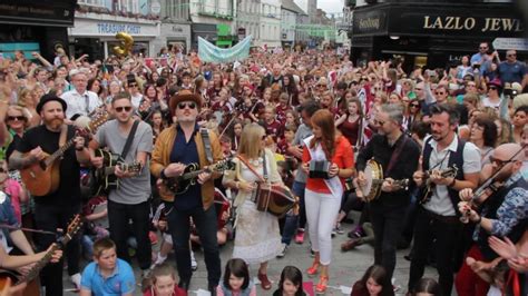 RECORD BREAKING: 15,000 people sing 'Galway Girl' (VIDEO) | Ireland Before You Die