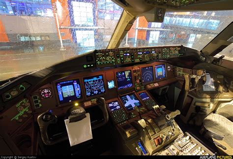 Boeing 777 200 Cockpit