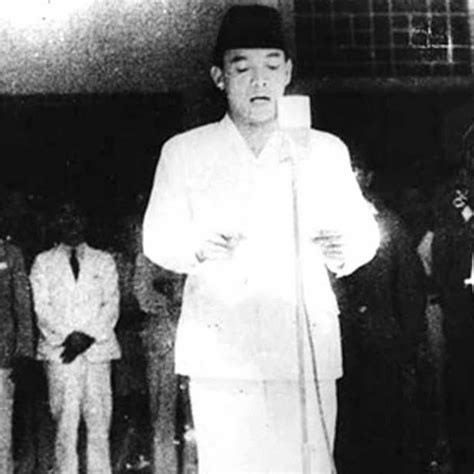 Detail Gambar Soekarno Membaca Teks Proklamasi Koleksi Nomer 2