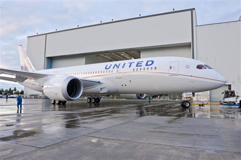 United Airlines Rolls Out Their First Boeing 787 Dreamliner ...