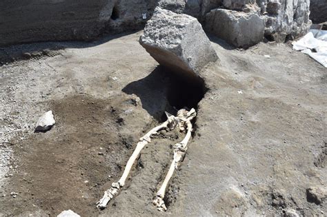 Pompeii skeleton found crushed under stone block while fleeing volcanic ...