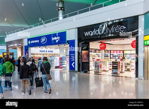 London, Heathrow airport, Terminal 2. Departure lounge interior Stock Photo: 128786085 - Alamy