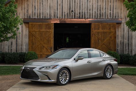 First Drive: 2019 Lexus ES 350 | TheDetroitBureau.com