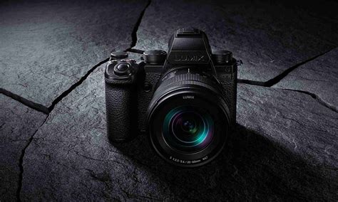 Panasonic LUMIX S5IIX: Powerhouse Performance & Versatility