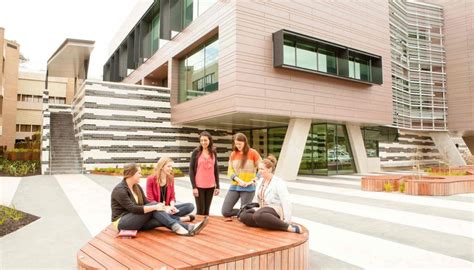 International Students can still apply for Semester 1 at La Trobe University