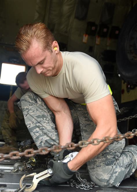 Air Force Reserve family helps Airman go active duty > Air Mobility ...