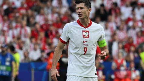 Lewandowski not yet ready to retire from Poland team