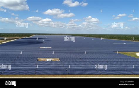 FPL Power plant, solar Field of a solar power plant near Babcock Ranch ...