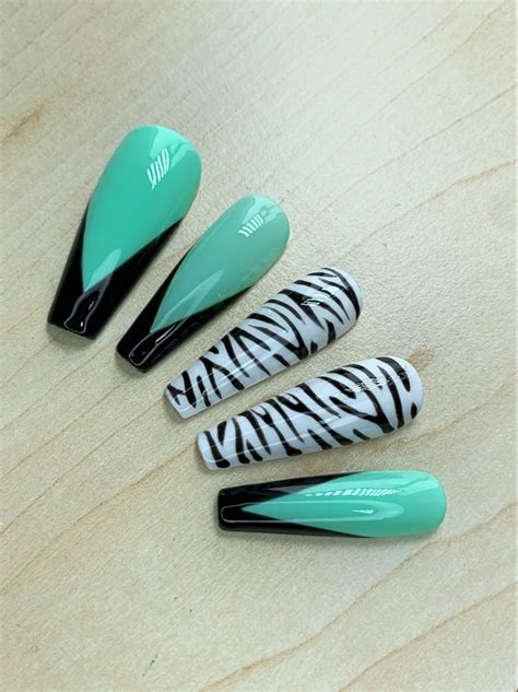 Zebra print nails. Animal print nails. Safari print nails in 2021 ...