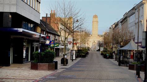 Luton Borough Council proposes cuts to plug £22m shortfall - BBC News