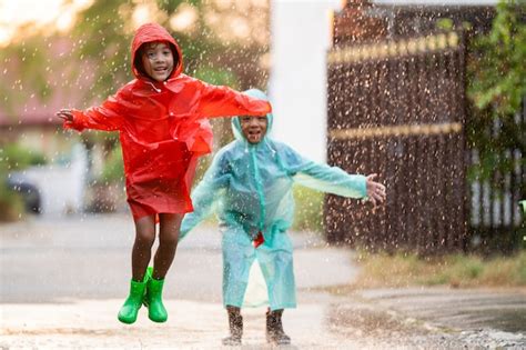 Asian children playing in the rain are happy.they are jumping | Premium ...