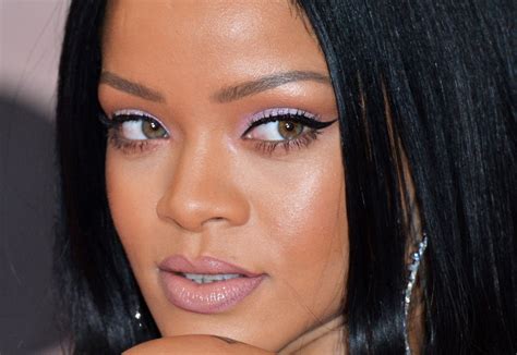 Rihanna Wears a Purple Eye Makeup Look to Brit Awards 2016 | Glamour