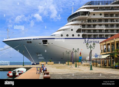 Bow view of the Oceania cruise ship Marina moored at Uturoa, Raiatea ...