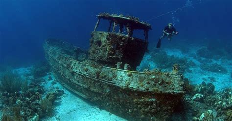 16 Super-Eerie Photos From Underwater Shipwrecks - 8-Oz