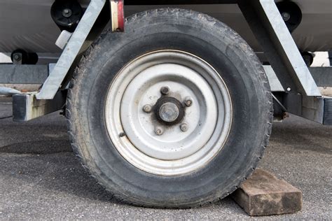 How Do I Know When It’s Time to Replace My Boat Trailer Tires? - Briggs ...