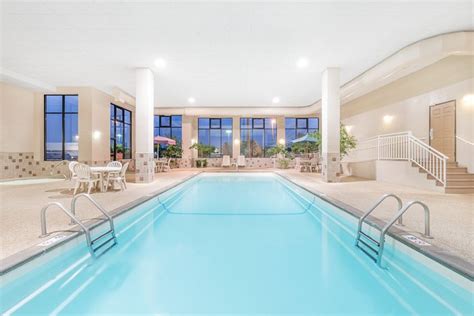 Howard Johnson by Wyndham Downtown Rapid City Pool: Pictures & Reviews ...