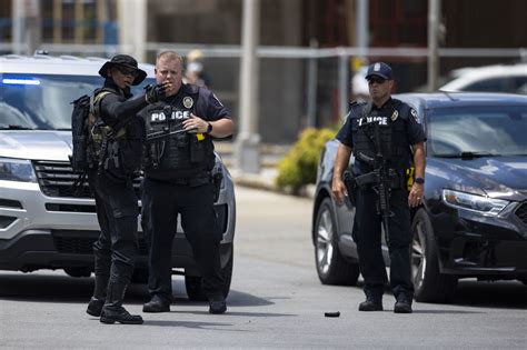 Armed militias protest in Louisville — photos