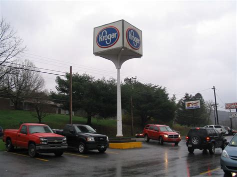 Kroger cube, Gassaway, WV | These four-sided signs, a tradem… | Flickr