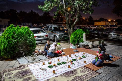 Mehr News Agency - Iftar feasts in Behesht-e-Zahra cemetery