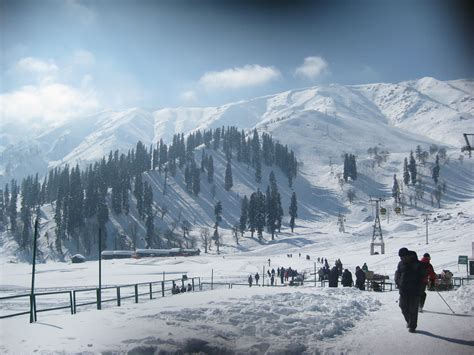 These Stunning Photographs Show How Kashmir Turns Into A Snowy ...