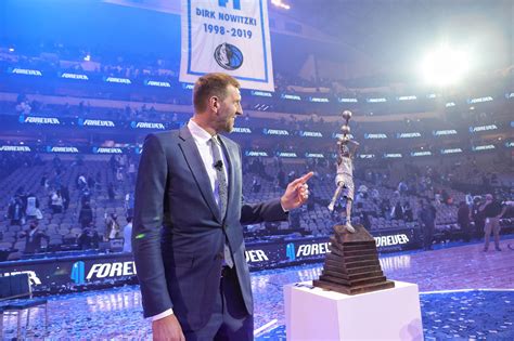 Dirk Nowitzki’s statue revealed on Christmas Day - Mavs Moneyball