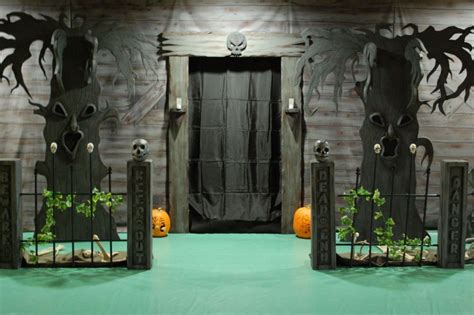 how+to+haunt+your+house!+on+domino.com Halloween Haunted House Diy ...