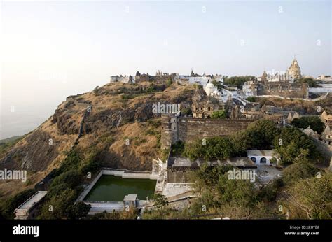 Jain temple on the mountain shatrunjaya hi-res stock photography and ...