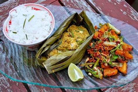 Amok trey (Cambodian fish curry steamed in banana leaves) — Nutmegs, seven | Spicy recipes ...