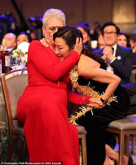 SAG Awards 2023: Jamie Lee Curtis plants KISS on Michelle Yeoh's lips to celebrate her win ...