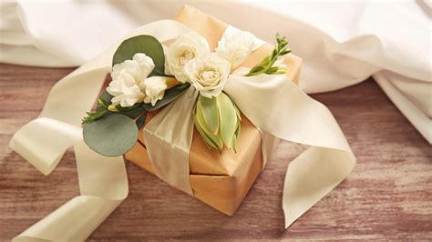 5 Last-Minute Wedding Gifts - 2024 Guide - WeddingStats