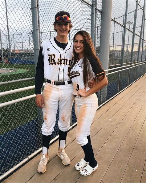 ᴠsᴄᴏ ᴠɪʙᴇs on Instagram: “baseball and softball couples are so cute🥰” Baseball Softball Couple ...