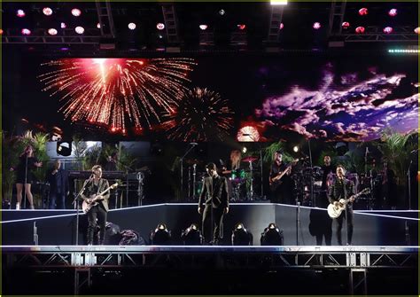 Photo: jonas brothers light up fontainebleau miami beach stage new years eve 15 | Photo 4407887 ...