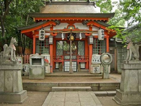 A pair of foxes at an Inari shrine | Japanese shrine, Japanese statue, Japan photography