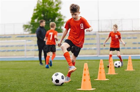 Voetbaltraining Voor Kinderen in Een Voetbalkamp. Jongetje Van Het ...