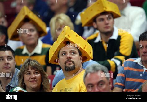 Packers Fans Cheeseheads / Packers Tailgating Scene Outside Lambeau Is ...