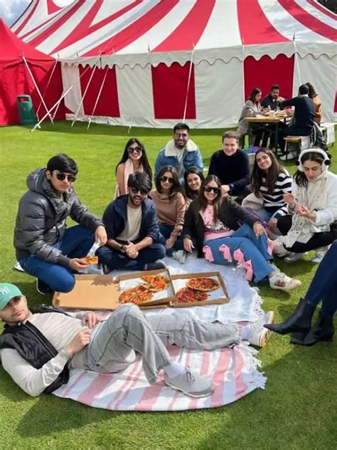 Sara Ali Khan and ex Veer Pahariya vacationing in London; See Pic | Filmfare.com