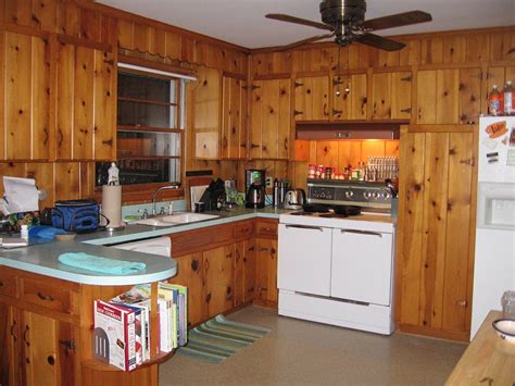 Decorating ideas for Tracy's knotty pine kitchen - Readers, chip in! - Retro Renovation