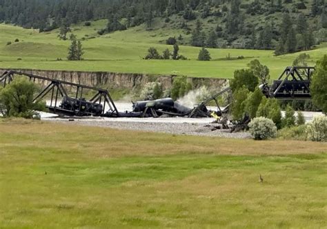 Train derailment in Montana causes an accident in the Yellowstone River ...