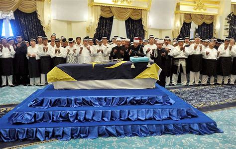 Tunku Jalil laid to rest | Astro Awani