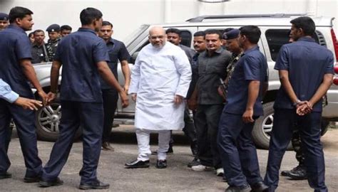 Big Lapse in SECURITY of Amit Shah during Mumbai visit, unknown person roams around Home ...