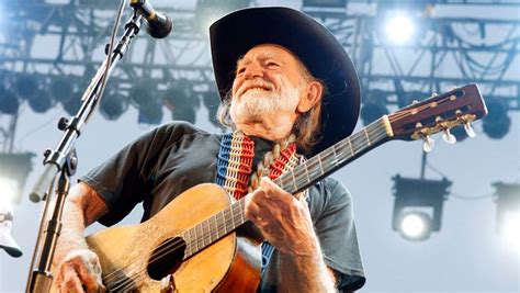 Podcast: Willie Nelson lucks into ‘Trigger’ guitar